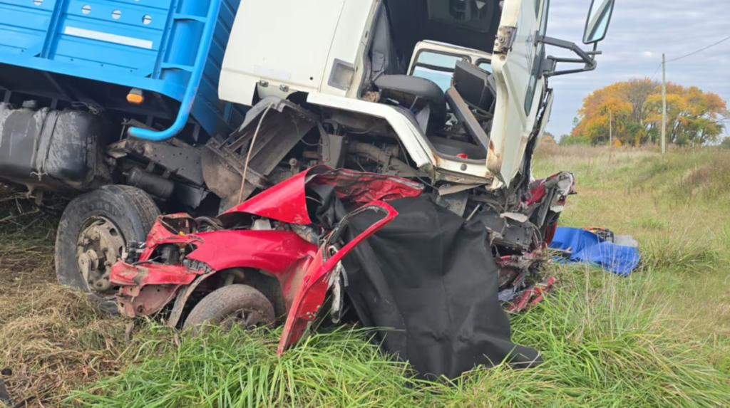 Murió una sargento de la policía en un terrible choque entre un auto y ...