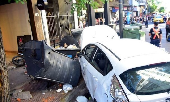 Córdoba: Perdió el control de su auto, se subió a la vereda y atropelló ...