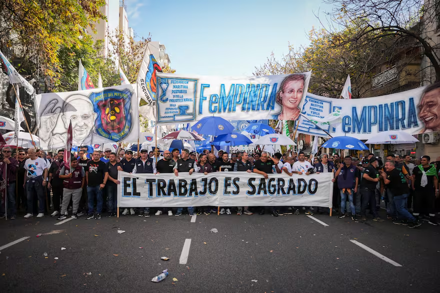 La CGT marcha en protesta contra la reforma laboral junto con las CTA ...